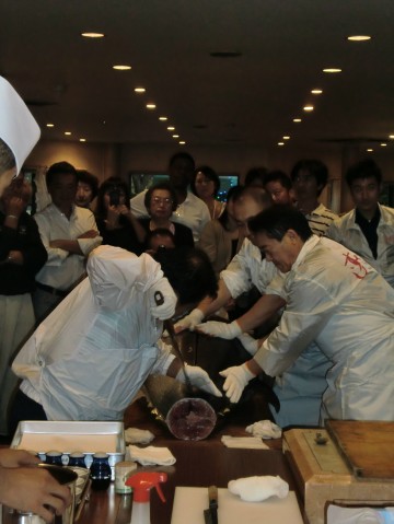 CIMG2512 Mr. Kiyoshi Kimura, President of the prestigious chain of restaurants Sushi Zanmai, carrying out a tuna cutting demonstration.