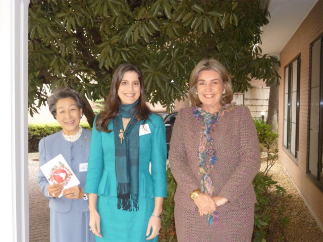 From left to right: Mrs. Kumiko Hashimoto, President of the Japanese Ladies of the Japan-Latin American and Caribbean Ladies’ Association, Mrs. Ileana de la Guardia de Kosmas, Wife of the Ambassador of Panama in Japan and Latin Representative, H.E. Patricia Cardenas, Ambassador of the Republic of Colombia