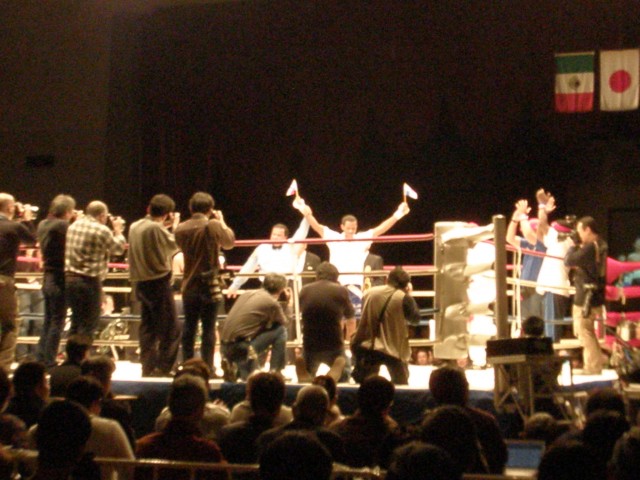 049 By unanimous decision of referees, the Panamanian boxer is declared the winner.