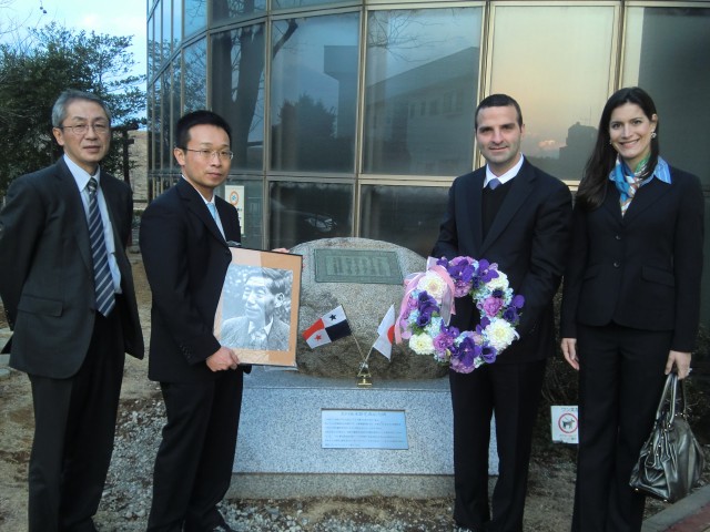Usar--CIMG3182 From left to right side, Mr. Yoshinori Itou, Deputy General Manager of the Arakawa Karyu River Office, Ministry of Land, Infrastructure, Transport and Tourism of Japan, Mr. Masaru Kojima, General Manager of the Arakawa Karyu River Office, H.E. Jorge Kosmas Sifaki, Ambassador of Panama to Japan, and his wife Mrs. Ileana de la Guardia de Kosmas, in front of the monument in honor of Mr. Akira Aoyama