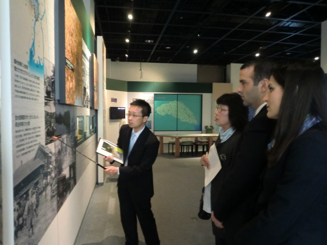 usar---CIMG3152 H.E. Jorge Kosmas Sifaki, Ambassador of Panama to Japan, and his wife Mrs. Ileana de la Guardia de Kosmas, hearing the explication of Mr. Masaru Kojima, General Manager of the Arakawa Karyu River Office, Ministry of Land, Infrastructure, Transport and Tourism of Japan, in the Arakawa Water Museum