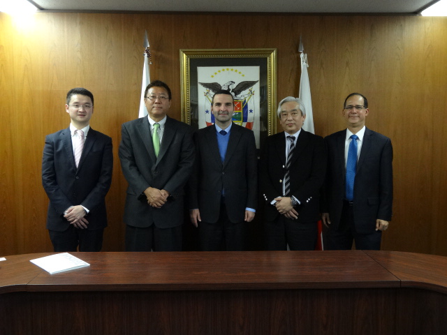 At the center, H.E. Jorge Kosmas Sifaki, Ambassador of Panama in Japan together with representatives of Zensho Holdings.