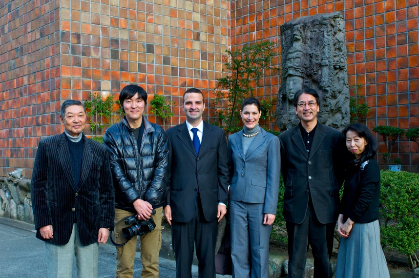2 H.E. Jorge Kosmas Sifaki, Ambassador of Panama in Japan and his wife Ileana de la Guardia de Kosmas (center), with Mr. Yax Kin José Morishita, curator of the Museum (at the right of Ambassador’s wife).