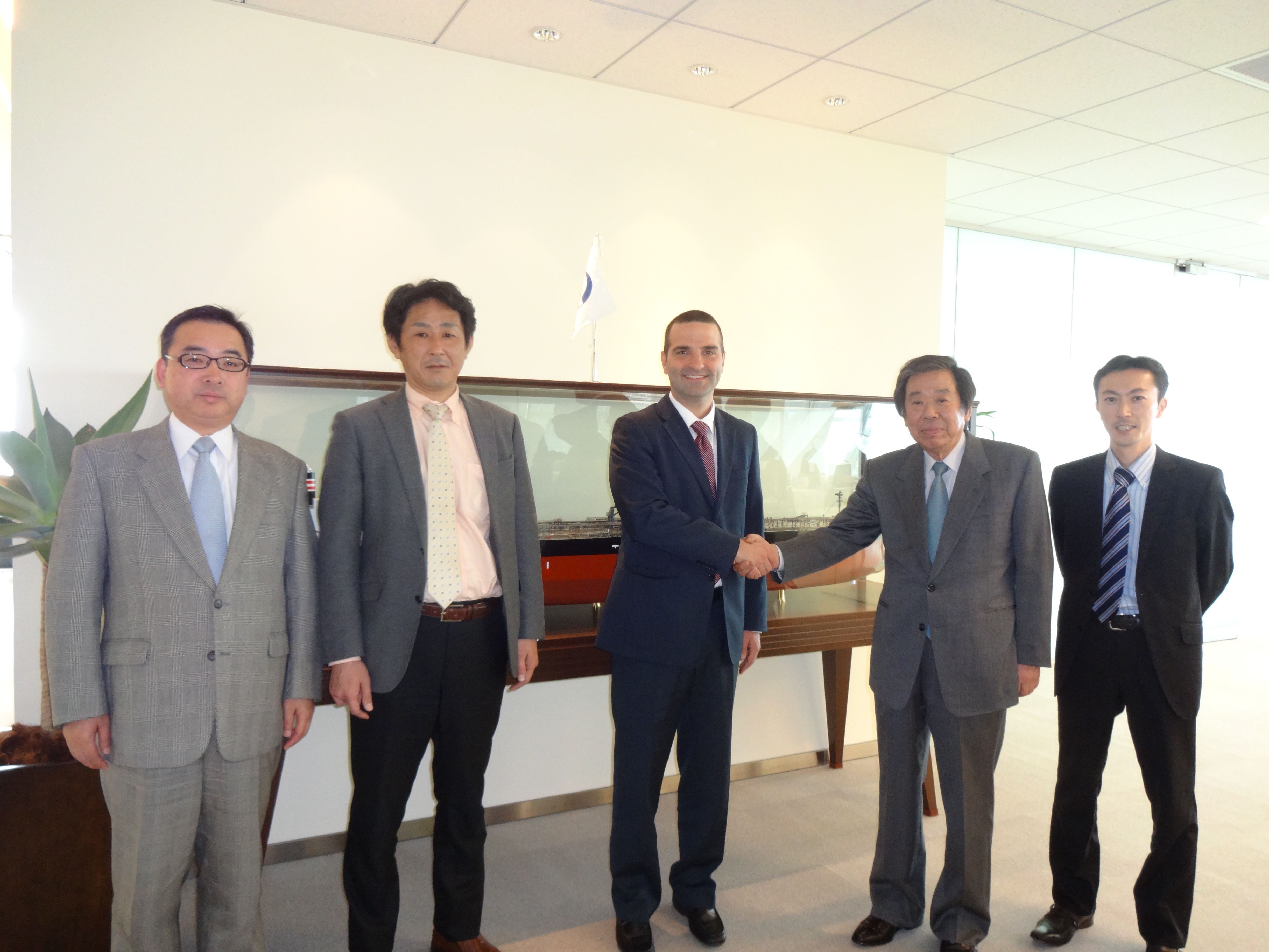 H.E. Jorge Kosmas Sifaki, Ambassador of Panama to Japan (center) with representatives of HAKUYO SHIPPING CO., LTD.