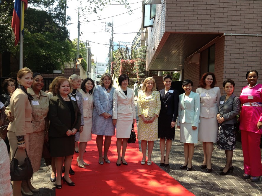 1 At the center, Mrs. Akie Abe, Wife of Prime Minister Shinzo Abe and second from her right, Mrs. Ileana de la Guardia de Kosmas, Wife of the Ambassador of Panama in Japan.