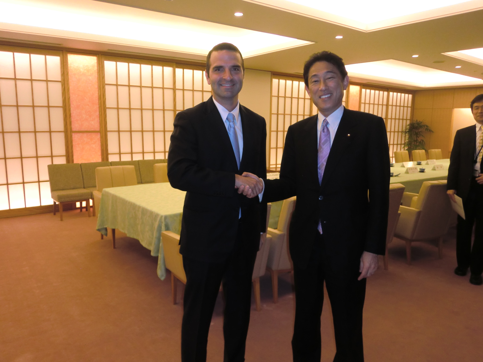 1 From left to right, Minister of Foreign Affairs of Japan, H.E. Fumio Kishida and the Ambassador of Panama to Japan H.E. Jorge Kosmas Sifaki.
