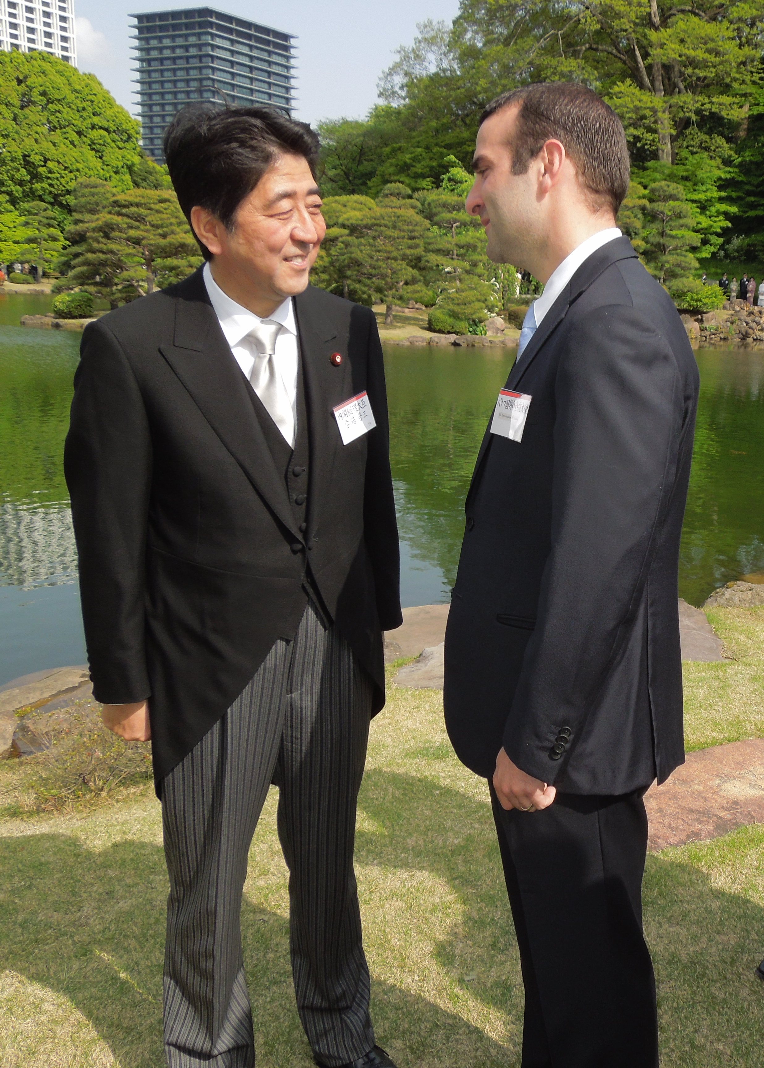 From left to right, the Prime Minister H.E. Shinzo Abe and the Ambassador of Panama to Japan H.E. Jorge Kosmas Sifaki.