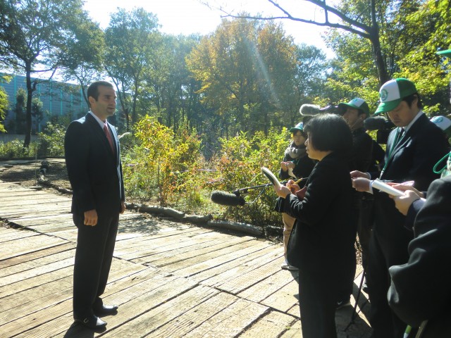 CIMG0062 H.E. Jorge Kosmas Sifaki, Ambassador of Panama to Japan, giving an interview to mass media, after the tour in the plant of Ishizaka Sangyo Co., Ltd.