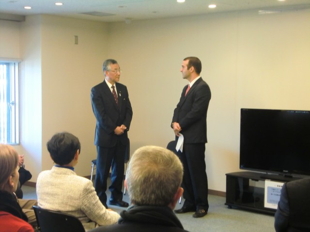 CIMG0089 H.E. Jorge Kosmas Sifaki, Ambassador of Panama to Japan, delivering words of thankfulness to the Mayor of Kawagoe city, H.E. Yoshiaki Kawai, during the visit to this historical city.
