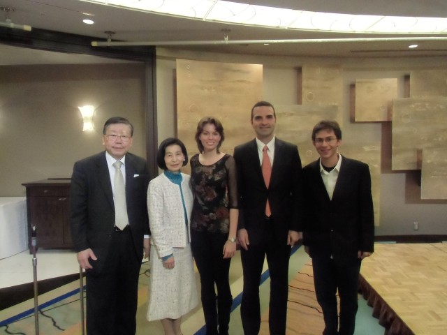 2 H.E. Jorge Kosmas Sifaki, Ambassador of Panama to Japan, together with the President Kosugi and Panamanian students.