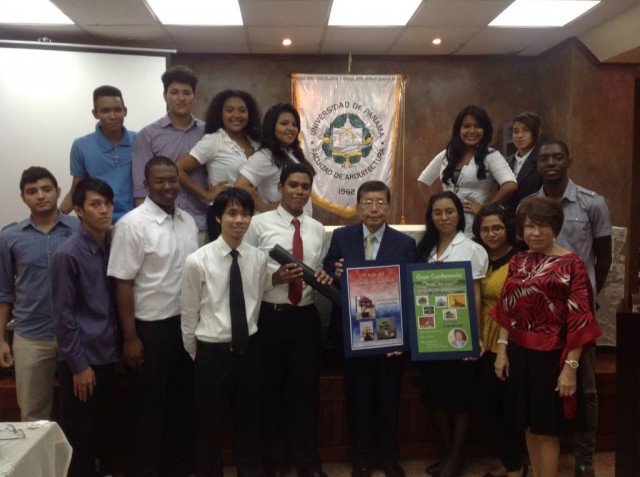 6 Mr. Saki Kosugi, President of Kosugi Zoen, together with students of the University of Panama in September 2013.