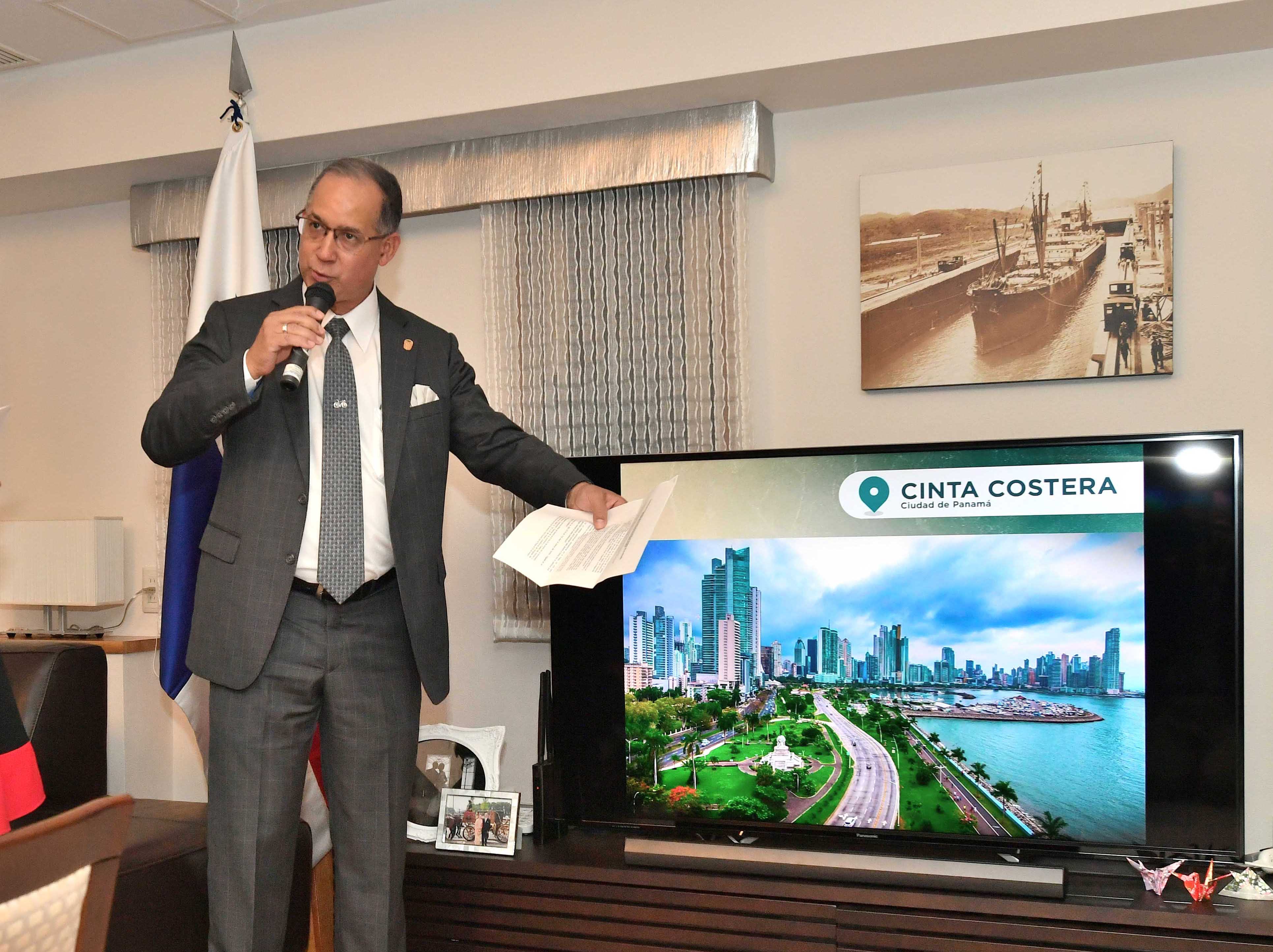 1 Durante la presentacion During the presentation of Ambassador Diaz