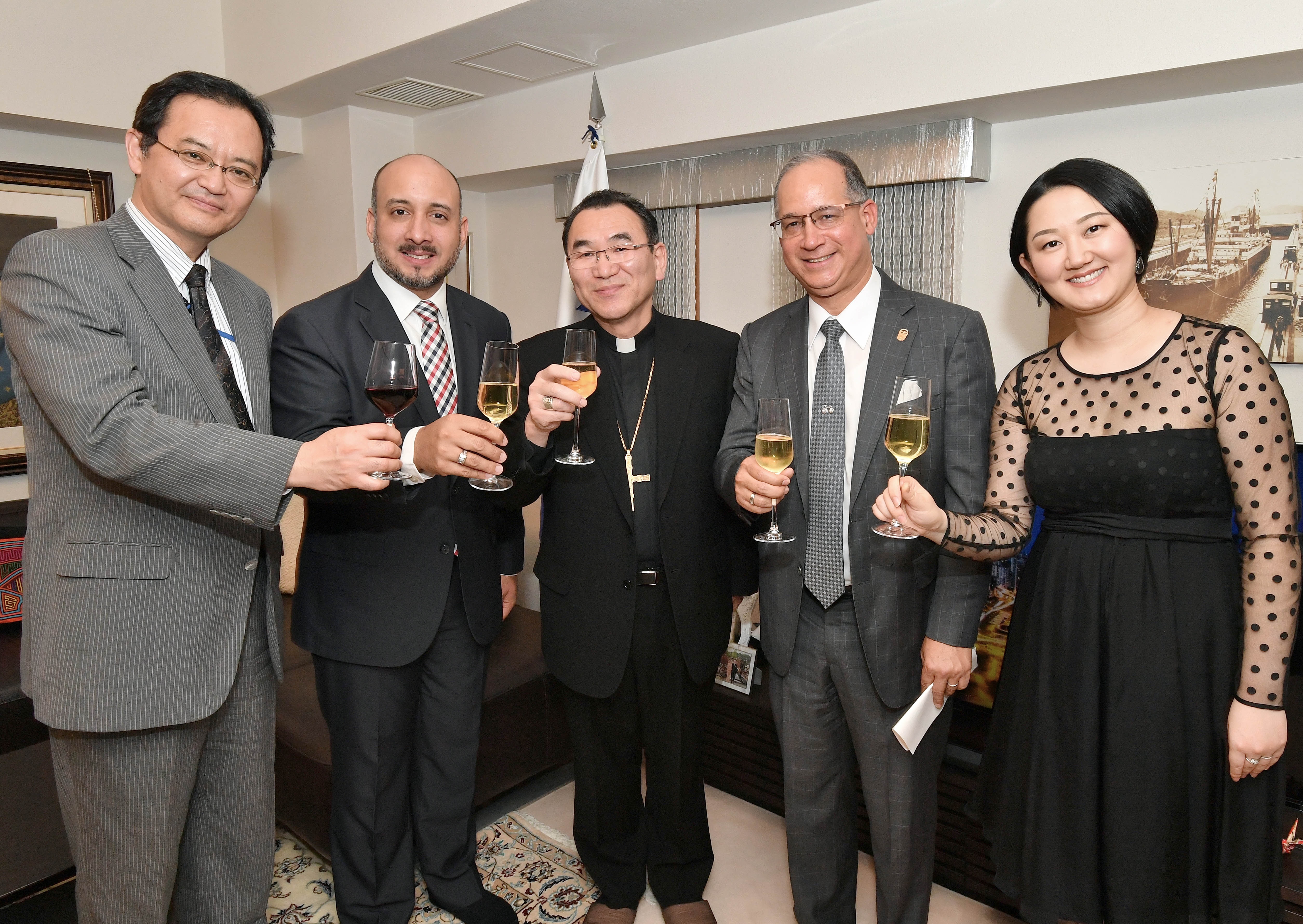 2 Brindis From left to right, Director General of Latin-American and the Caribbean Division of the Ministry of Foreign Affairs of Japan, Administrator of Panama Maritime Authority, Archbishop of Tokyo, Ambassador of Panama in Japan and his wife, during the toast by Archbishop of Tokyo.