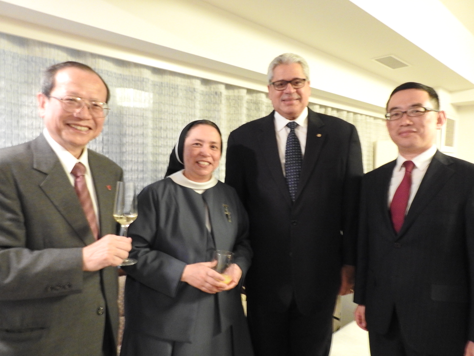 3 participantes Participants of cocktail, from left to right, Chancellor of Sophia University, sister from St. Ignatius church, Ambassador of the Dominican Republic, Director of the Centro American and the Caribbean of the Ministry of Foreign Affairs of Japan.