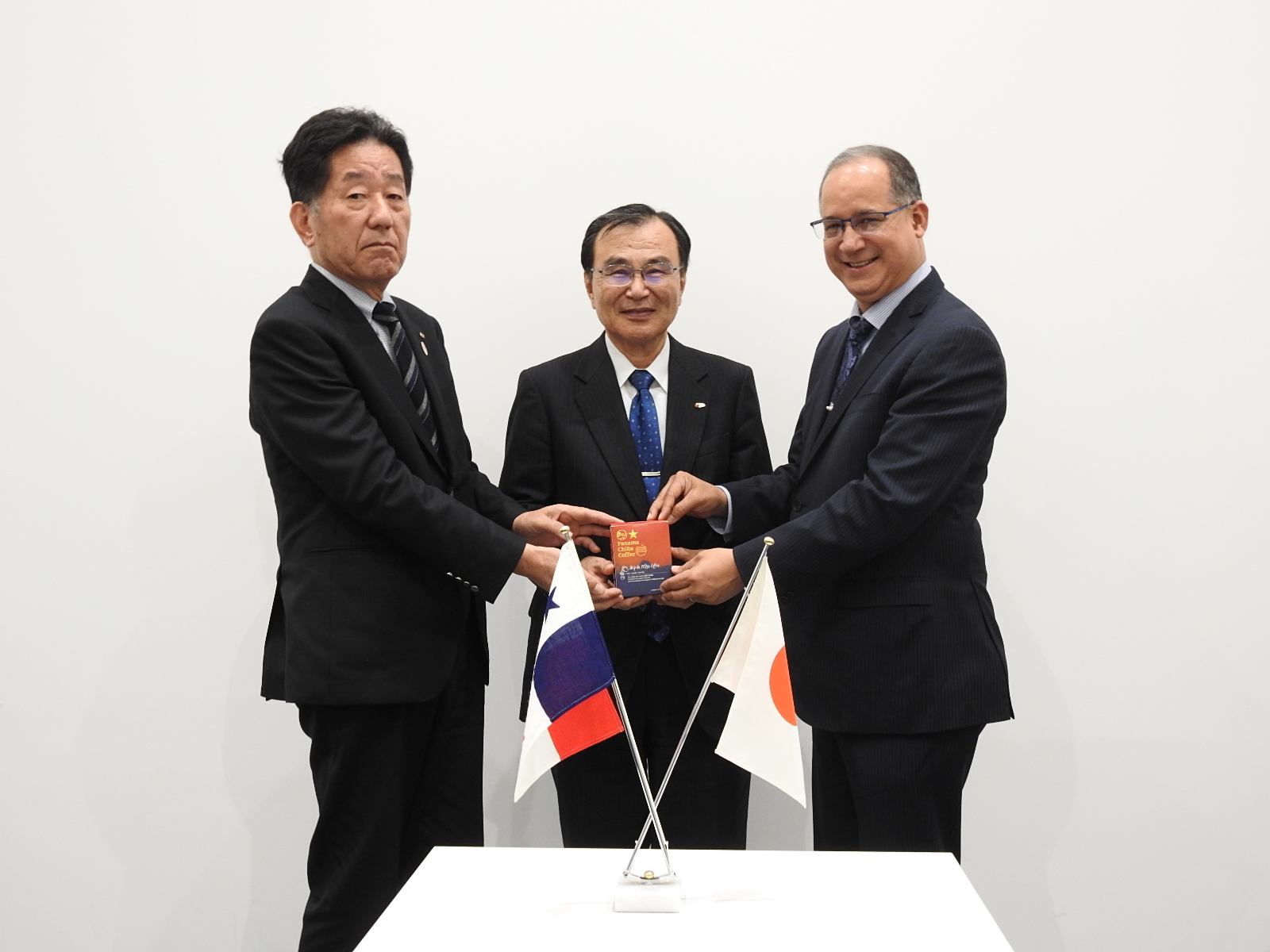 foto grupal 3 From the right, the Ambassador Diaz, President Tokuhisa and the Chairman Suzuki of Saza Coffe Co., Ltd.