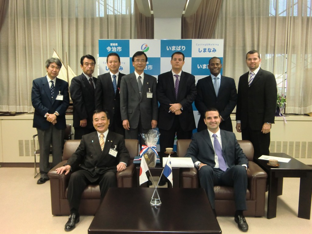 一列目、右から左：ホルヘ・コスマス・シファキ駐日パナマ大使、管良二 今治市長 二列目、右から左：アルセニオ・ドミンゲス 国際海事機構（ＩＭＯ）パナマ代表、、レイナルド・ガリバルディ パナマ海事庁海上航海安全部チーフ、アルフォンソ・カスティジェーロ パナマ海事庁海事局長、今治市役所の方々