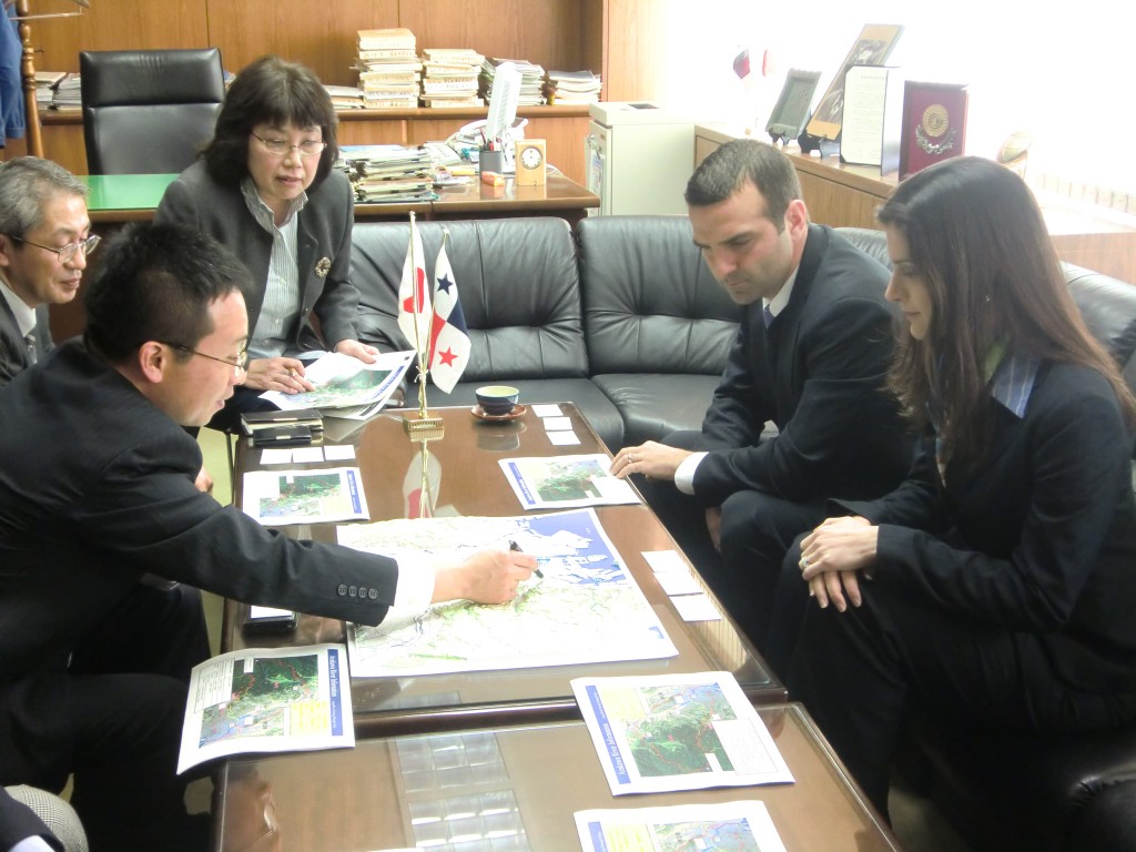 国土交通省荒川下流河川事務所 小島優事務所長の説明を聞くホルヘ・コスマス・シファキ駐日パナマ大使と同夫人イレアナ・デ・ラ・グアルディア・デ・コスマス