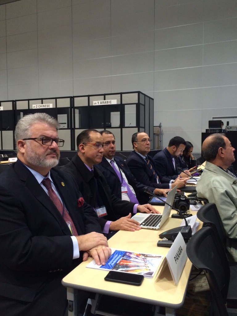 第三回国連防災世界会議の米州地域準備会合に出席するパナマ代表者。 一番左）ミルトン・エンリケス内務大臣　その右手）リッテル・ディアス駐日パナマ大使