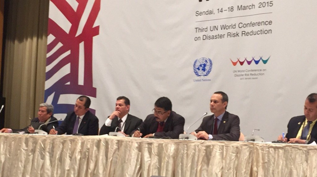 『世界の災害リスク管理課題に対する中米の姿勢』に出席する中米諸国代表者。左から2番目がホセ・ドンデリスSINAPROC（パナマ内務省防災局）長官。