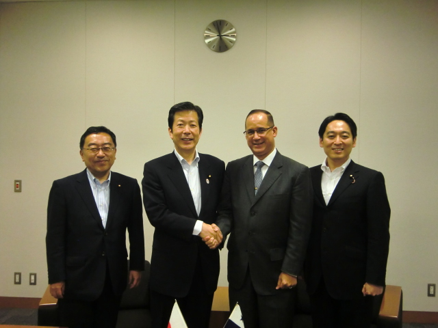 左から、上田勇衆議院議員、山口那津男代表、ディアス大使、平木大作参議院議員