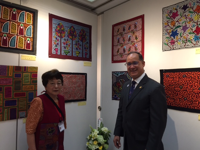 左から宮崎ツヤ子先生とリッテル・ディアス駐日パナマ共和国大使