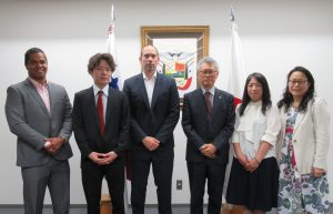 （左から）ゲバラセグマル東京チーフ、平野企画係、ペレ大使、矢部上級専門職、ショウ専門職、中島主任