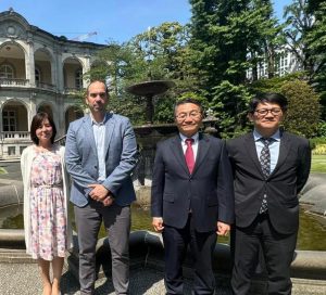 （左から）総領事館職員、ペレ大使、池田会長、藤橋秘書