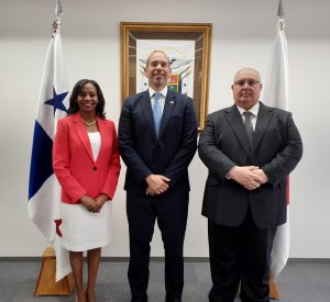 （左から）ショーナケイ・リチャーズ駐日ジャマイカ大使、カルロス・ペレ駐日パナマ共和国大使、アレクサンダー・サラス駐日コスタリカ共和国大使